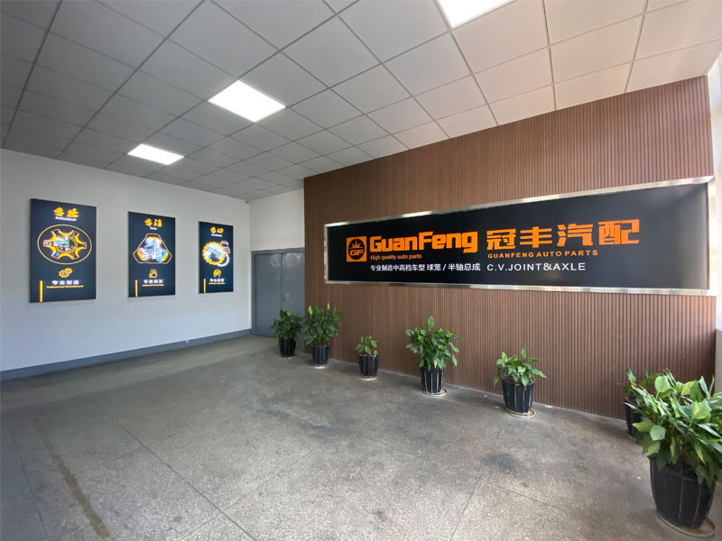 Современный офис GuanFeng Auto Parts с ресепшн и логотипом компании